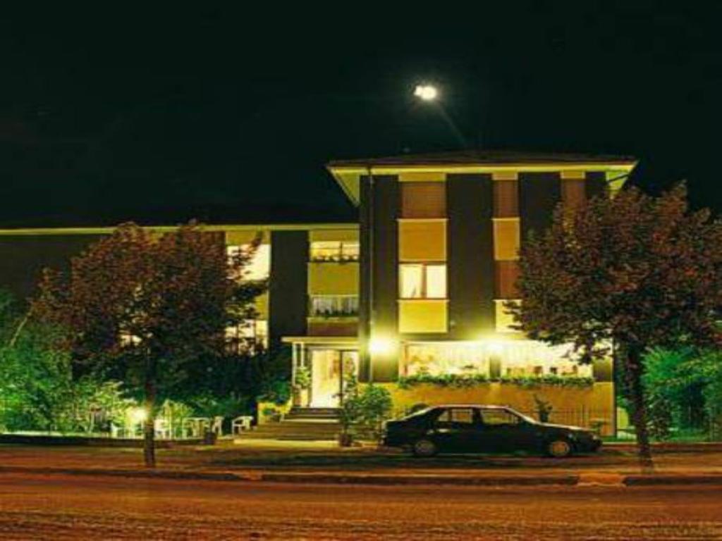 Hotel Mini Palace - Country House Молинела Екстериор снимка